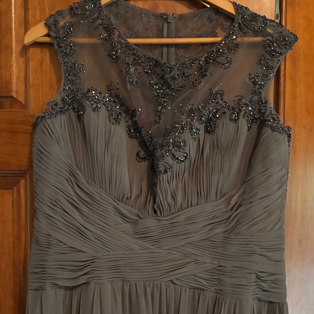 Elegant Sleeveless Gray Dress with Beaded Accents - Picture 3 of 10